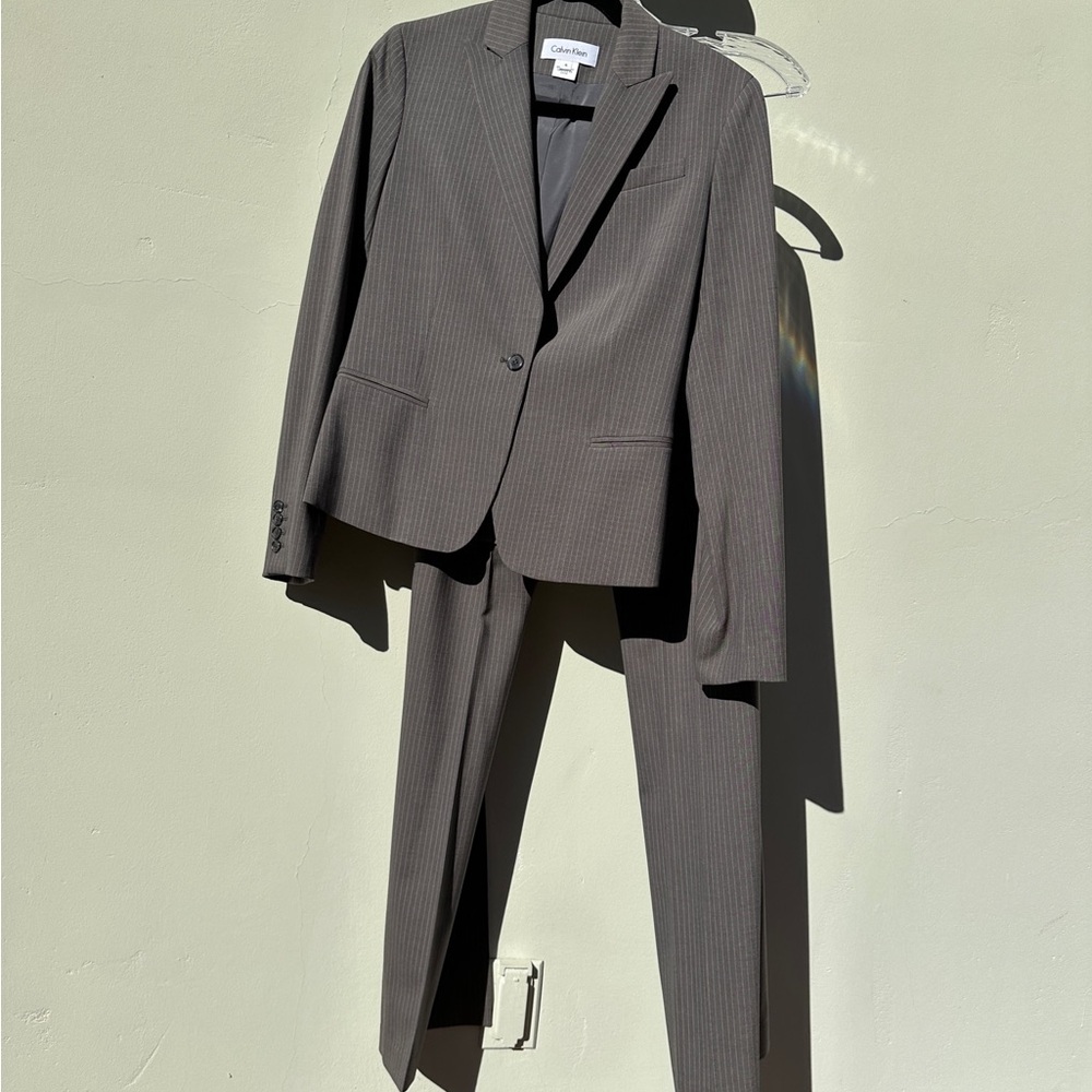 Charcoal Grey Tailored Suit with Structured Shoulders